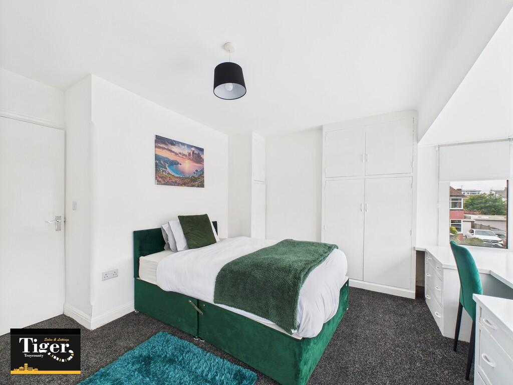 CAM02176G0-PR0563...