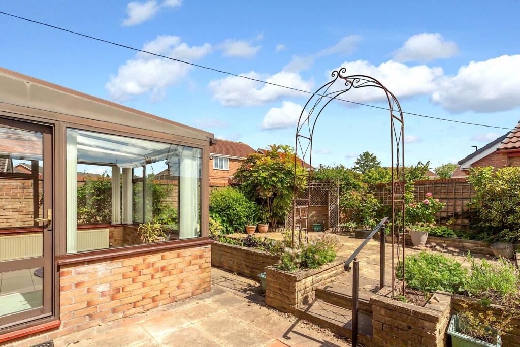 24 Turnberry - Garden2