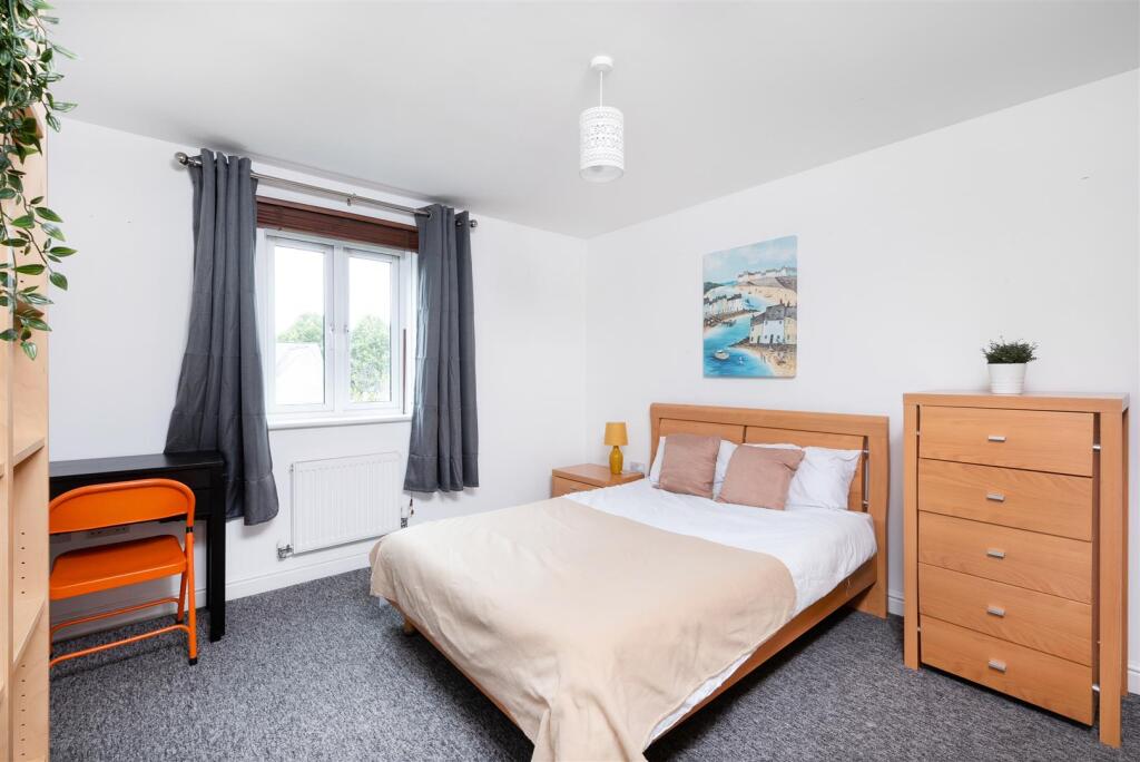 8 Middlewood Close-8.jpg