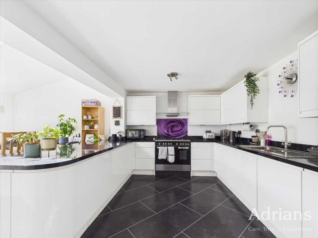 KITCHEN / DINING