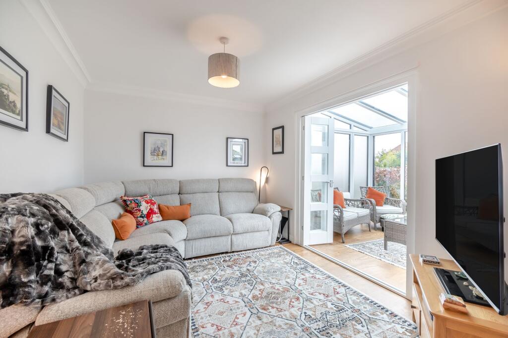 Lounge off kitchen/diner