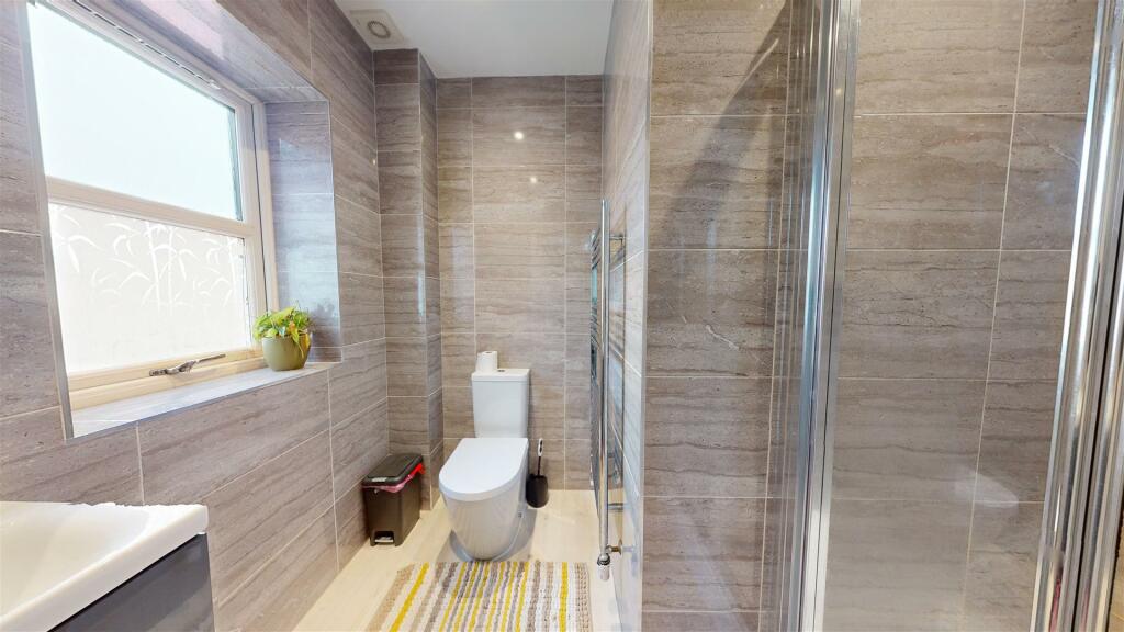 EN SUITE SHOWER ROOM