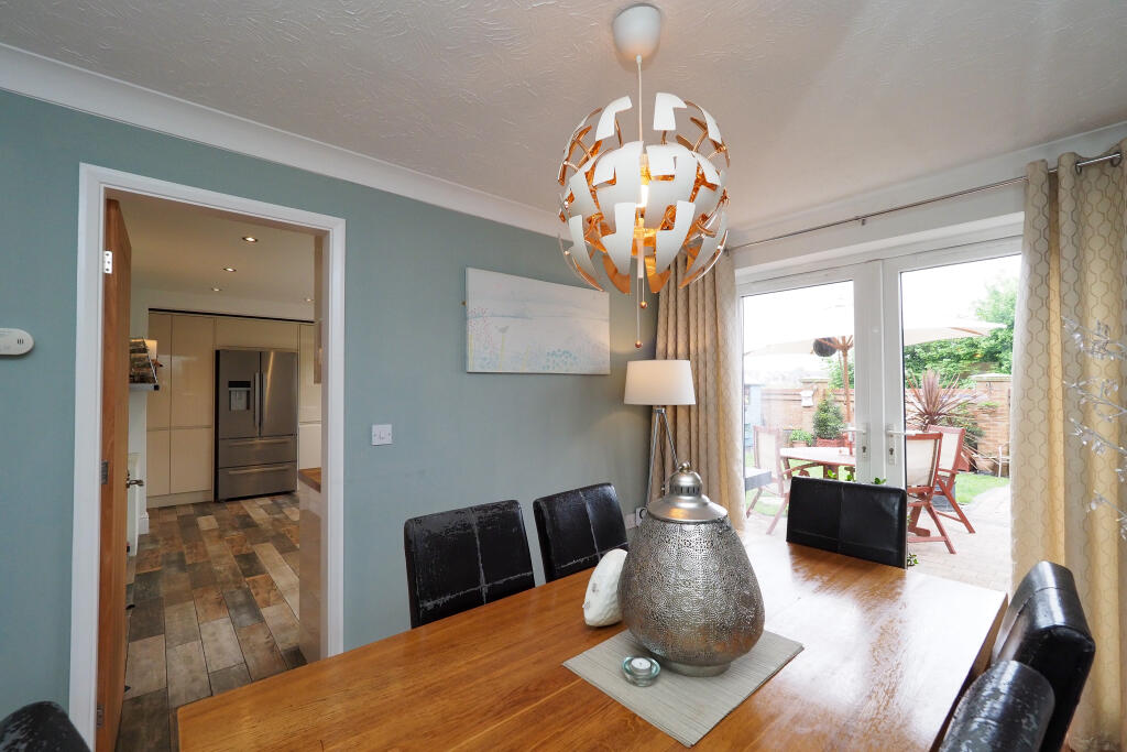 Family dining room - perfect for family meals or entertaining