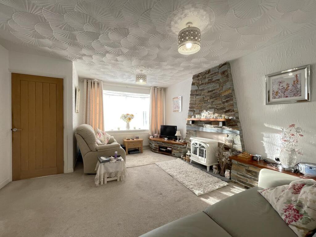 Culver Close 24 - Lounge 1...jpg