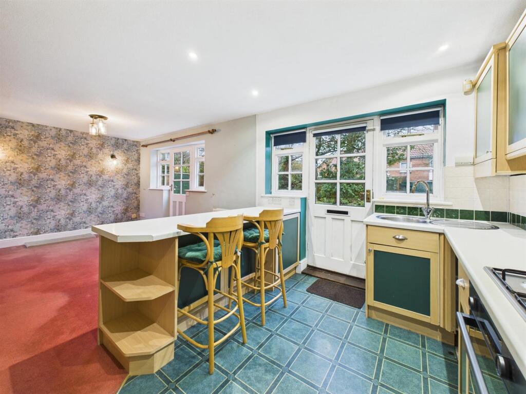 Kitchen/dining: