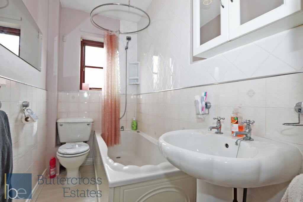 Bathroom_1.JPG