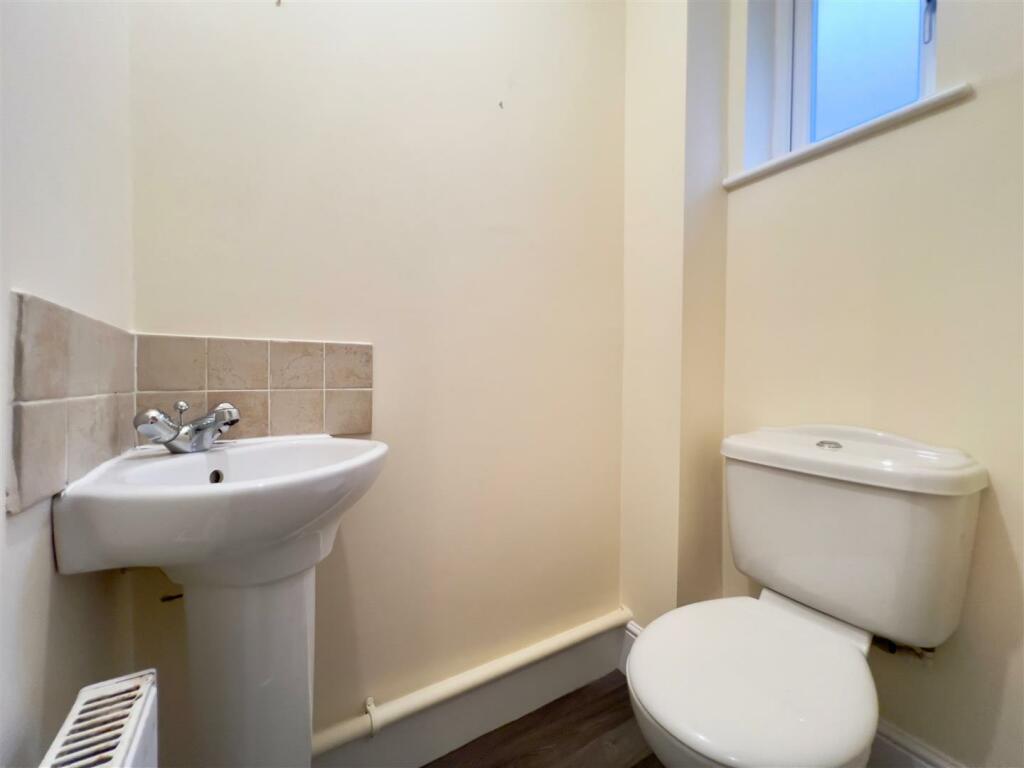 downstairs WC  (2).jpg