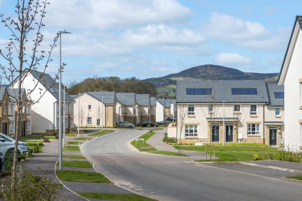 Street scene of 3 and 4 bedroom homes