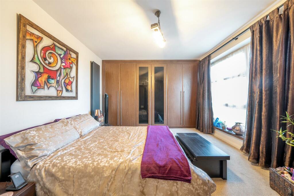 Bedroom 1 (2).JPG