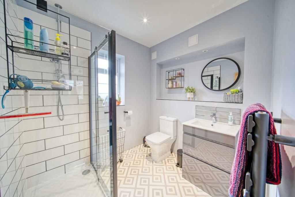 11 - ensuite.jpg