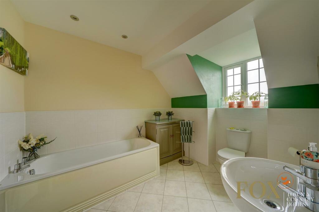 5 Ryecroft Way (22).jpg