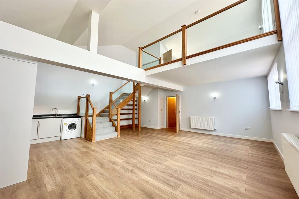 Living Area (Main)