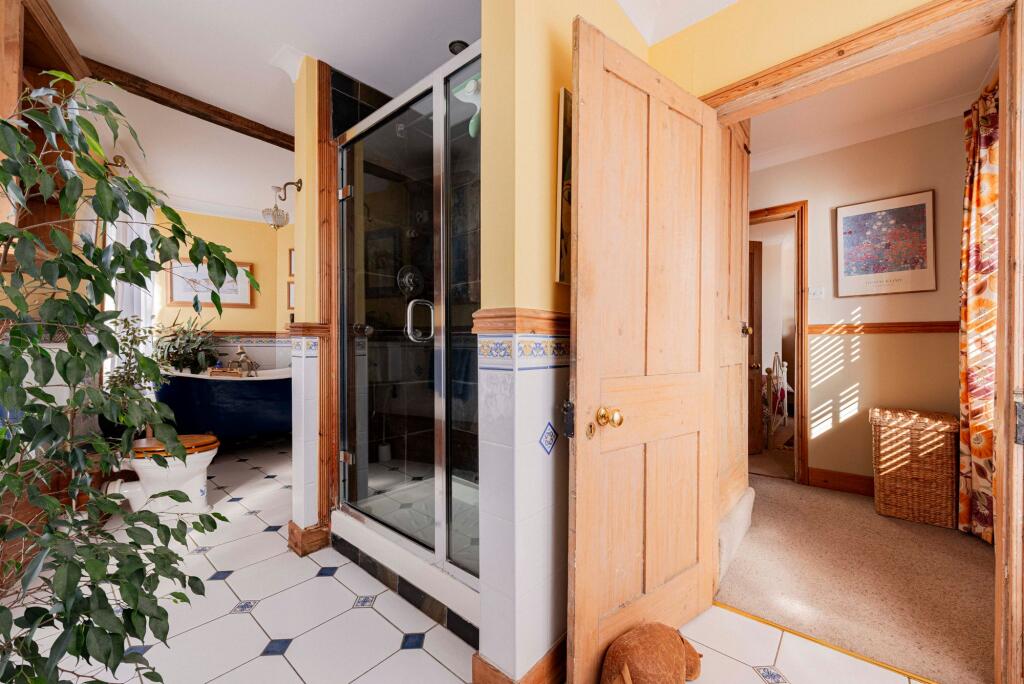 Bathroom W.C (3)
