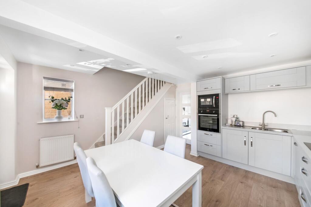 OPEN-PLAN DINING KITCHEN