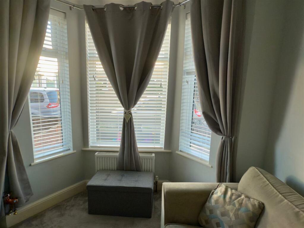 BAY WINDOW.jpg
