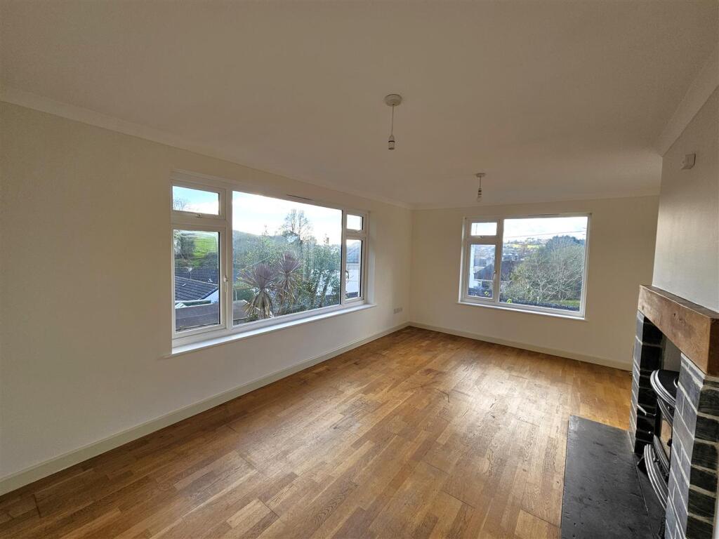 Living room 4.jpg