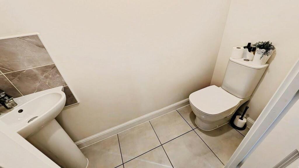 4 Derham Crescent cloakroom a.jpg
