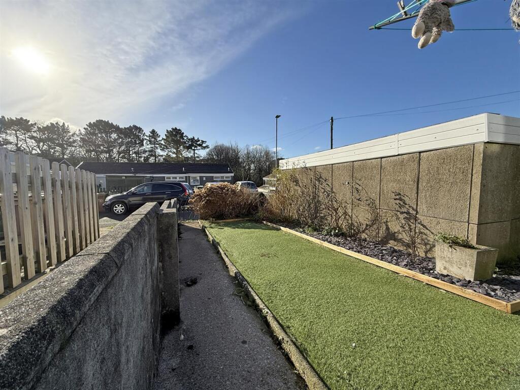 Malory Close 28 - Garden 2.jpg