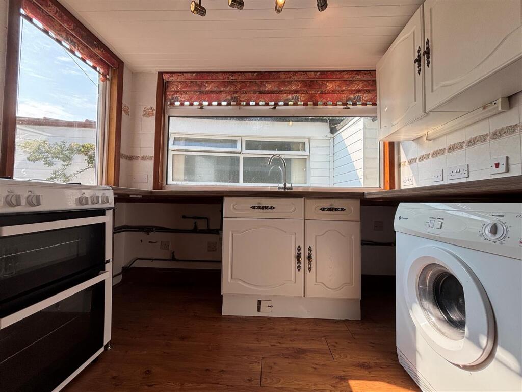 Kitchen 2.jpg