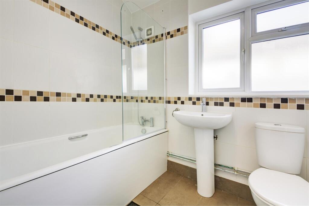 102a Tooting High Street bathroom 2.jpg