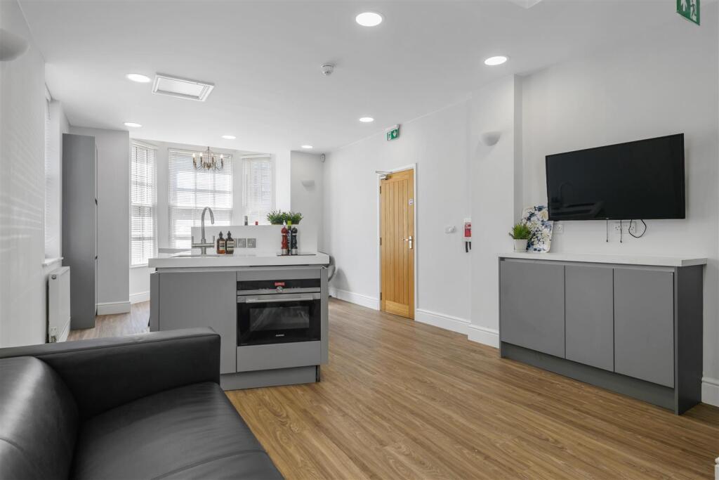 2 Clarendon St-Hi-5.jpg