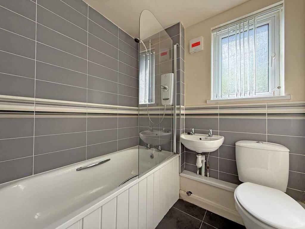 Allenby Road 21 - Bathroom...jpg