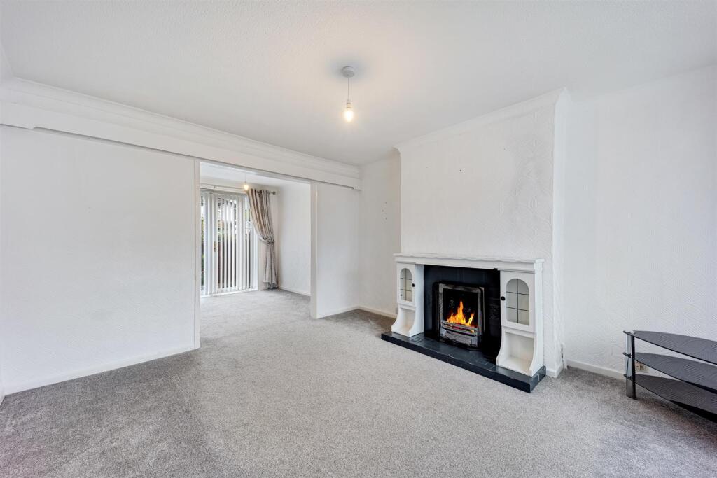 12 Arnside Avenue lounge.jpg