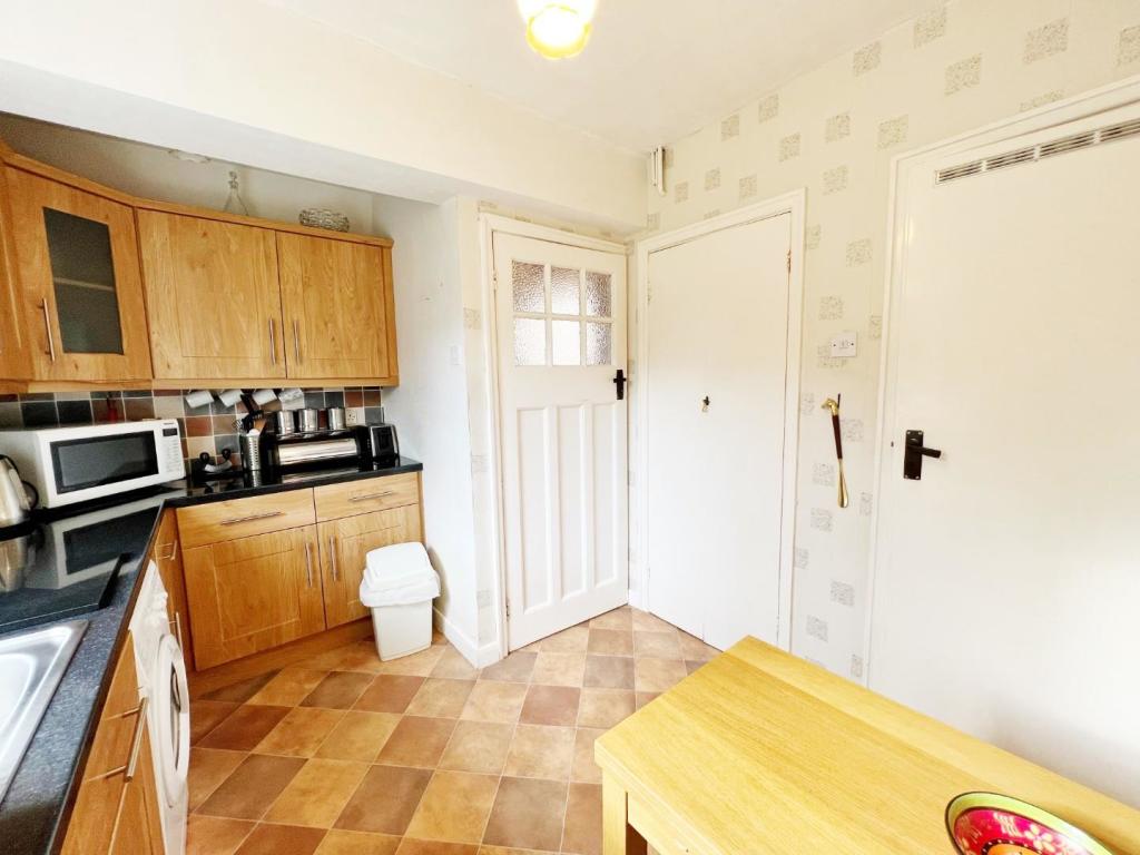 Kitchen pic 2.jpg