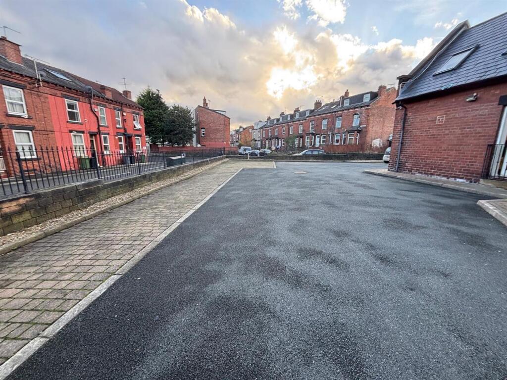 Communal Area / Gardens: