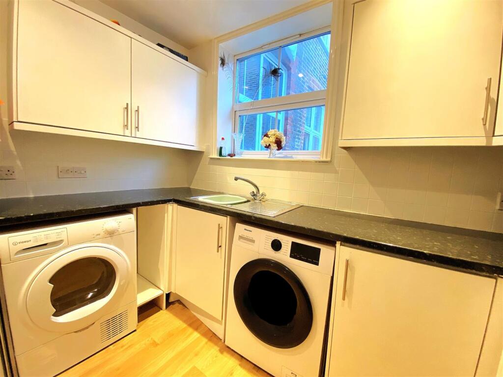 1 St Margarets Ct - Kitchen2.jpg