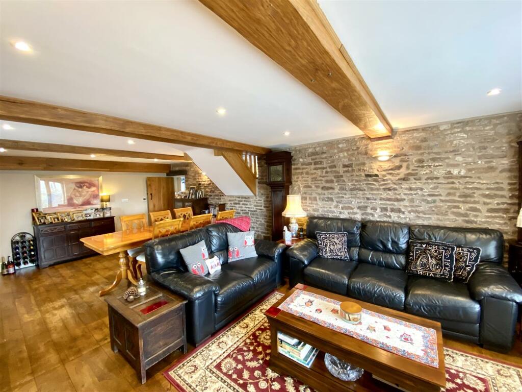SITTING/DINING ROOM