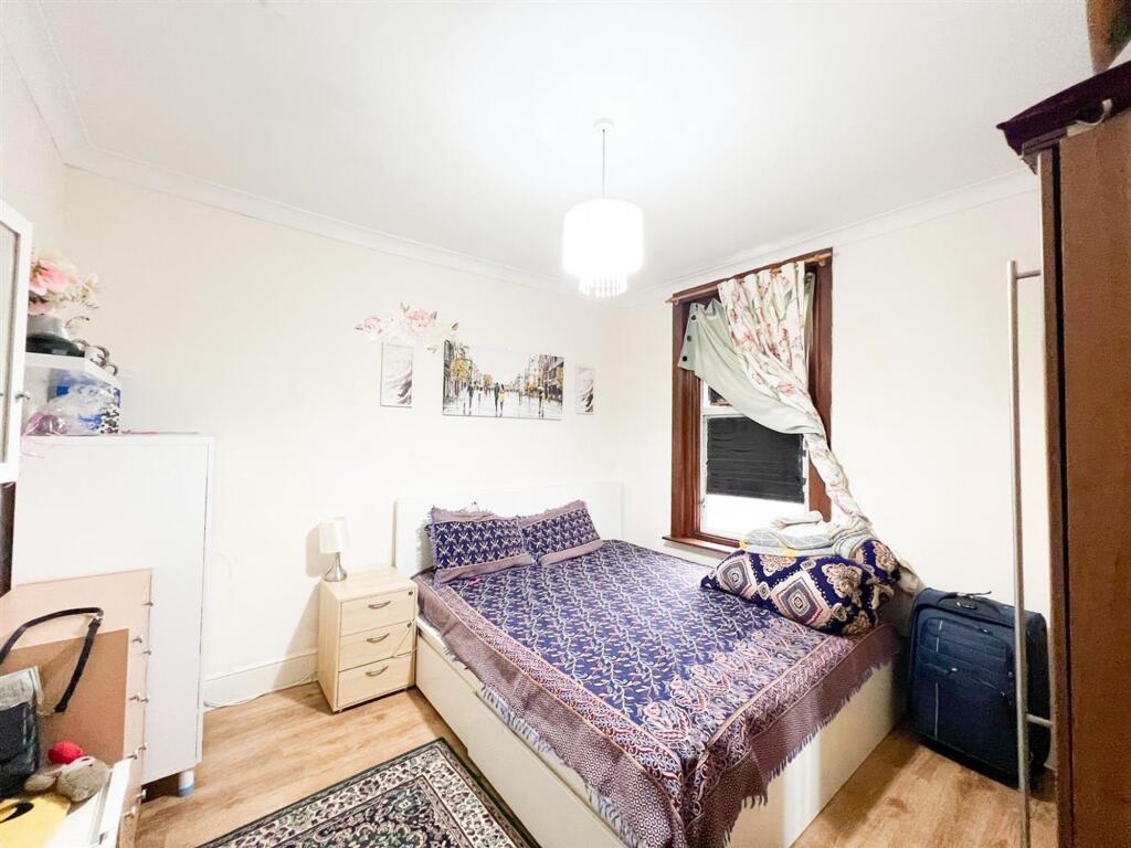 40, Warren Road E10