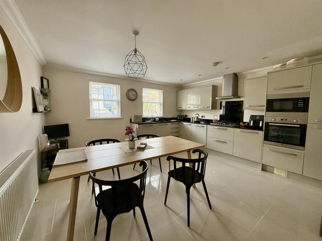 Kitchen/Dining Room: