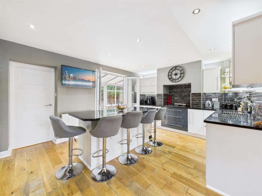 Kitchen/dining/living room: