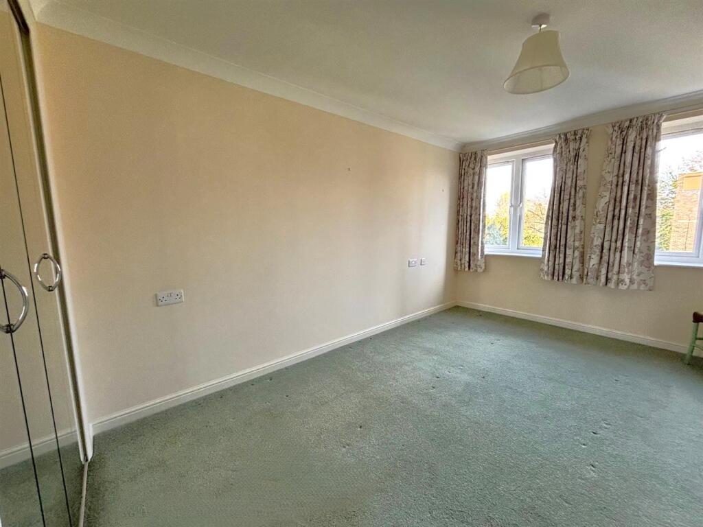 27 oaktree ct  bed 1 b.jpg