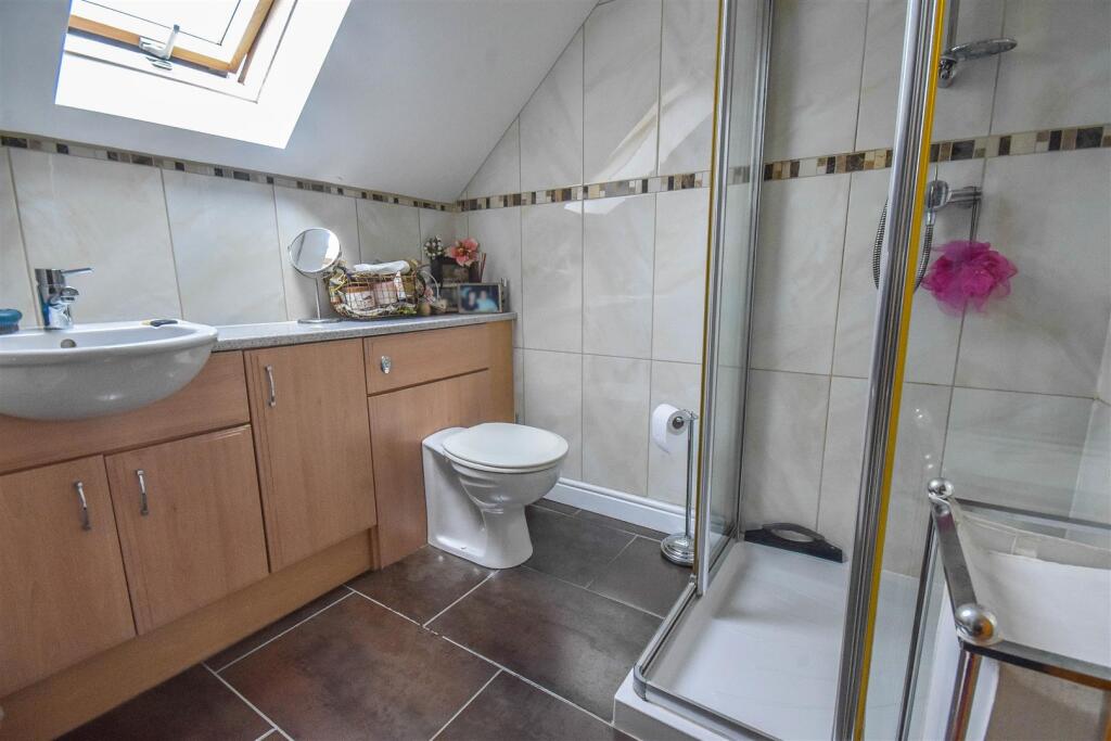 EN SUITE SHOWER ROOM