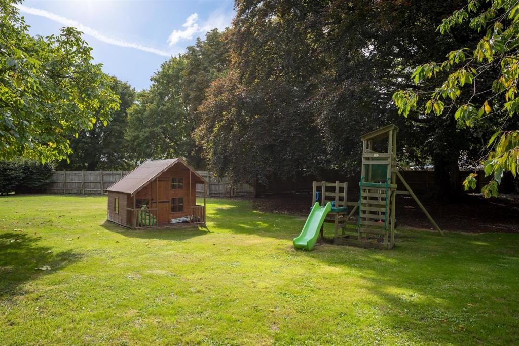 32 - Querns House - GL7 1RL - Web.jpg