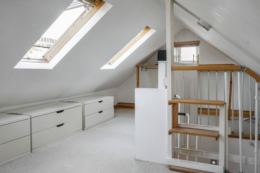 Flat B, 2E Blandfield Road, London, SW12 8BG
