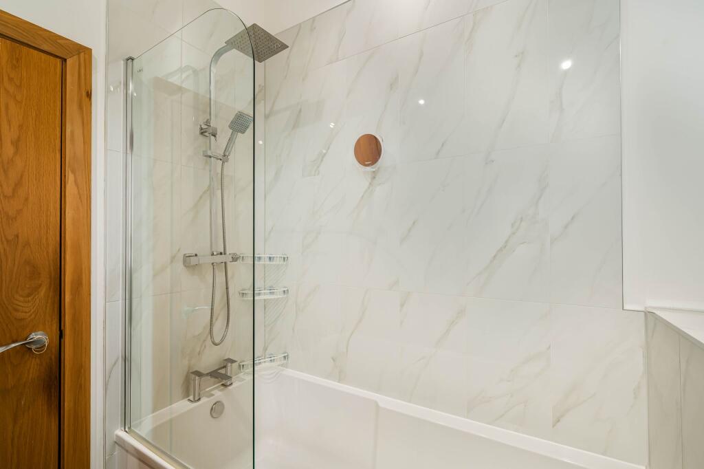 Master Bedroom en-suite 