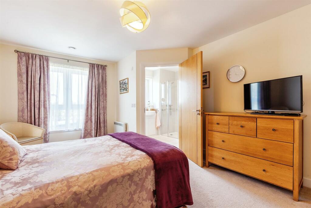 En-suite bedroom.jpg