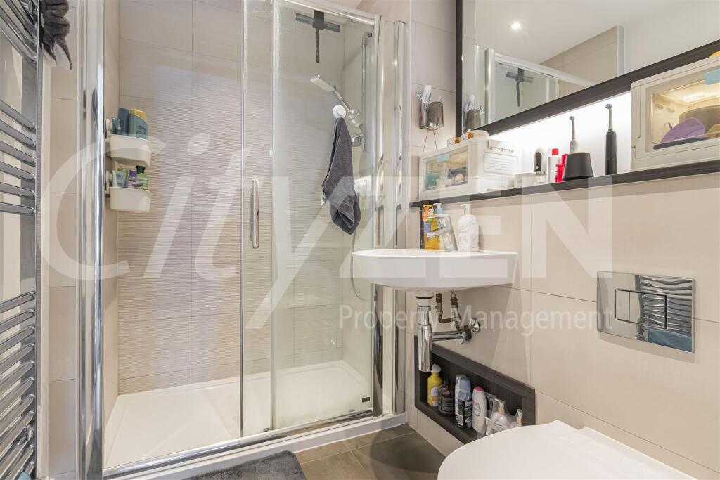 EN SUITE SHOWER ROOM