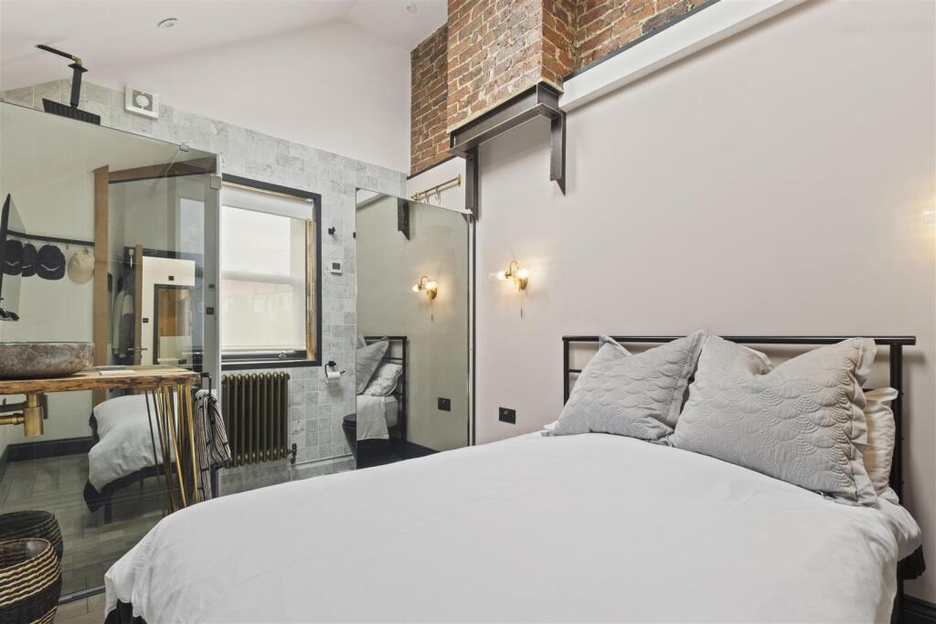 bedroom one #4.jpg