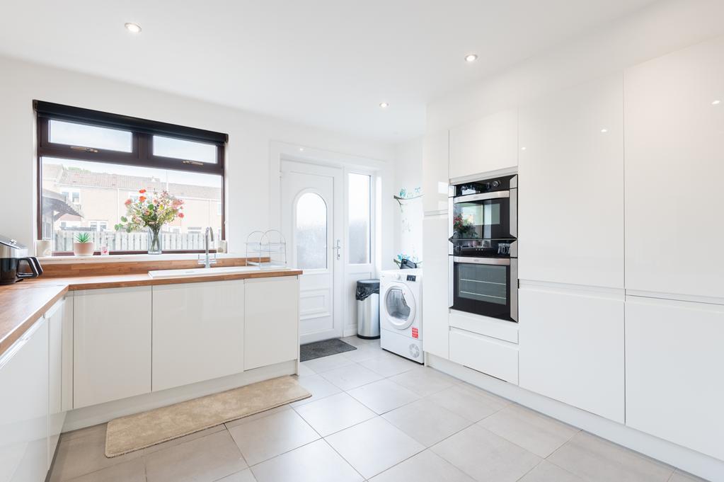 BREAKFASTING KITCHEN