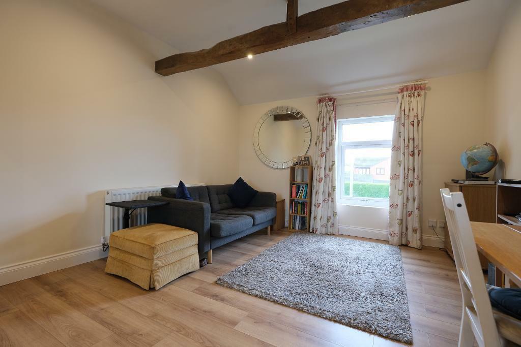 Sitting room with vaulted ceilings