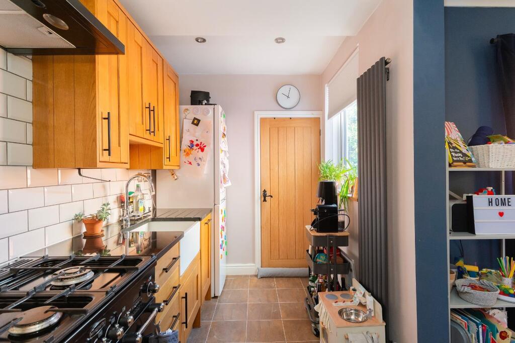 2H0S6HN - Kitchen B.jpg