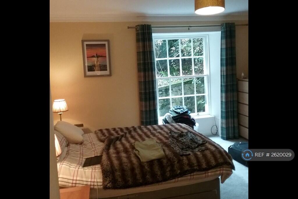 Master Bedroom With En Suite Shower Room