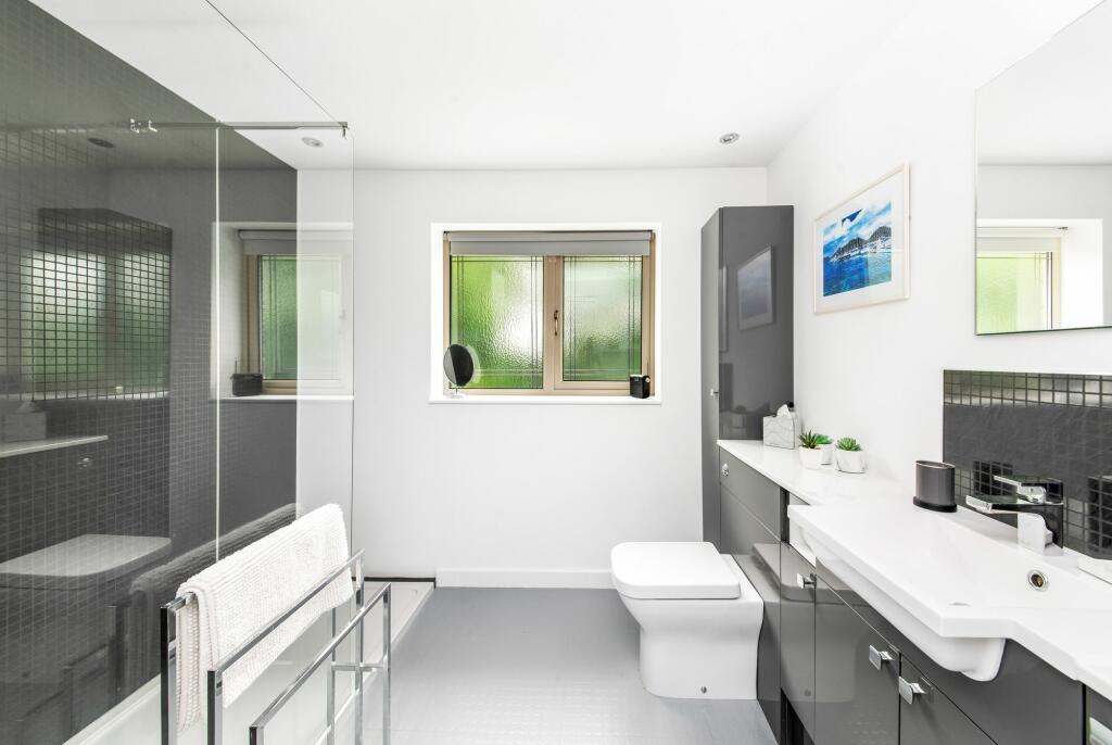 HOUSE SHOWER ROOM