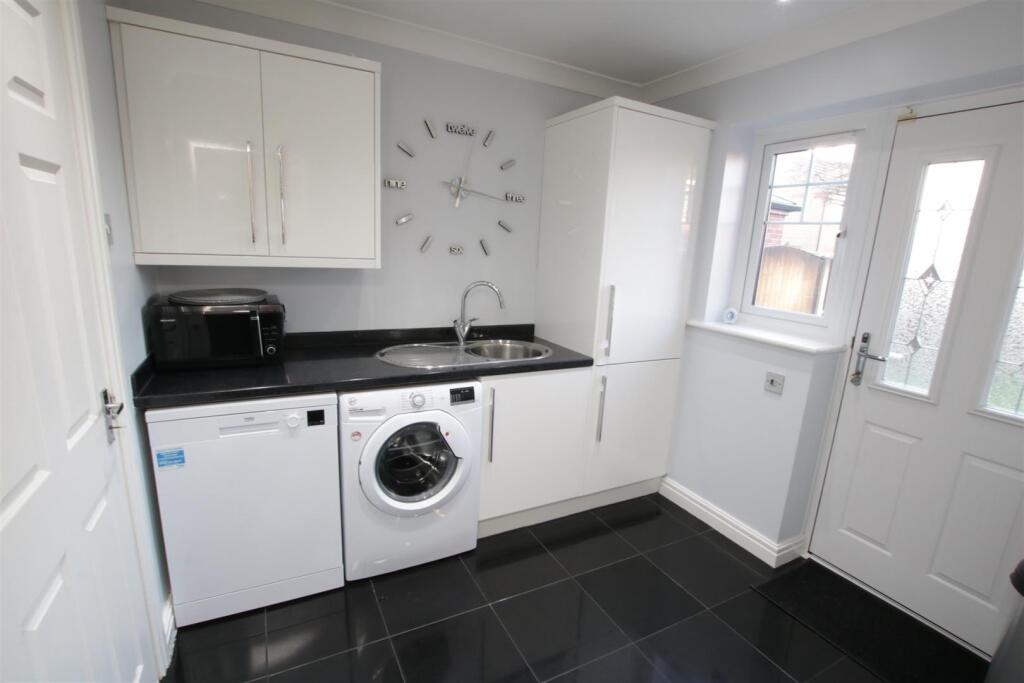 CO-ORDINATING UTILITY ROOM