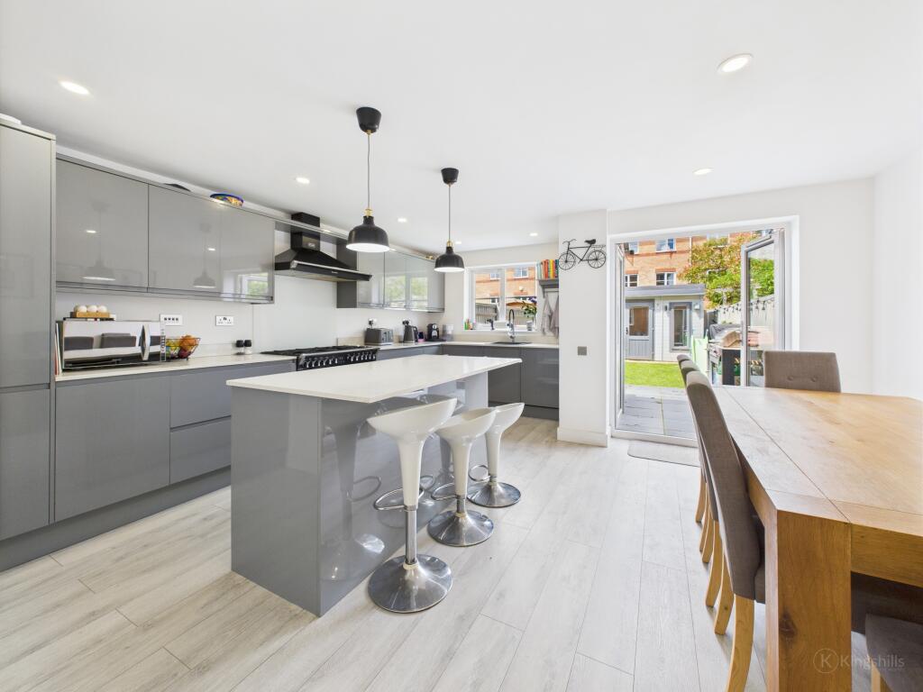 CAM02119G0-PR0419-STILL016