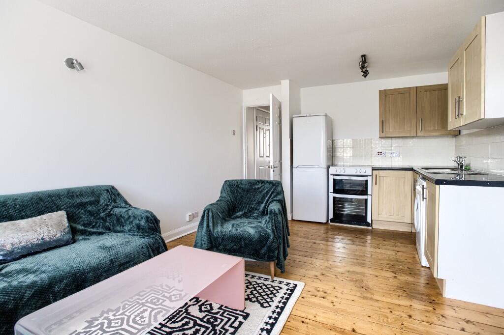 Lounge &amp; kitchen